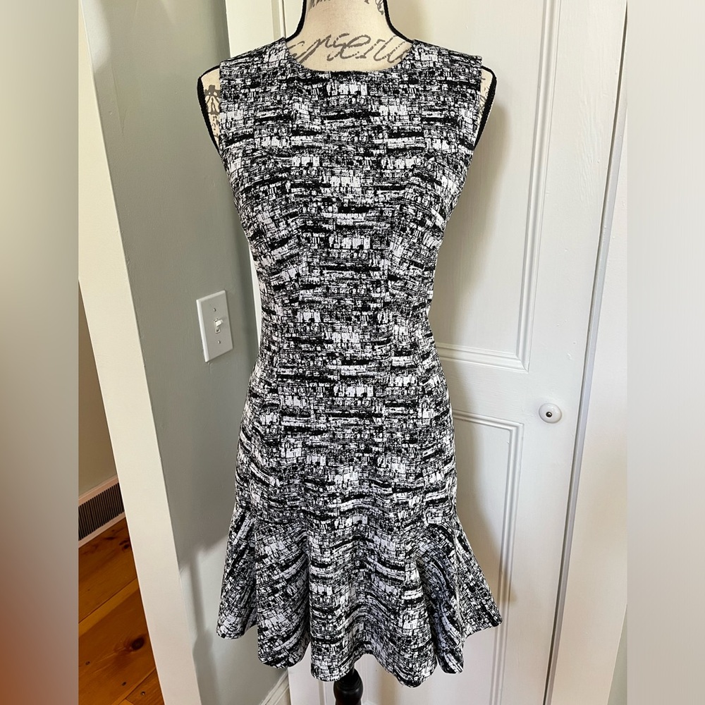 Diane von Furstenberg Black and White Jaelyn Sleeveless Flutter Dress. Size 4